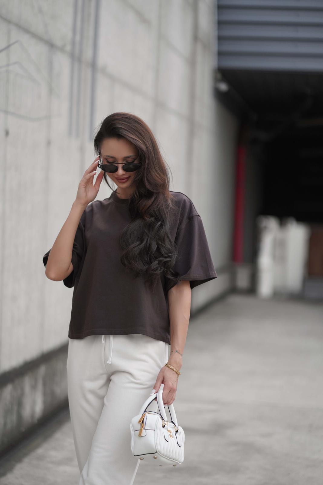 T-SHIRT BASIC LENOSHKA FASON PUDEŁKO CZEKOLADA