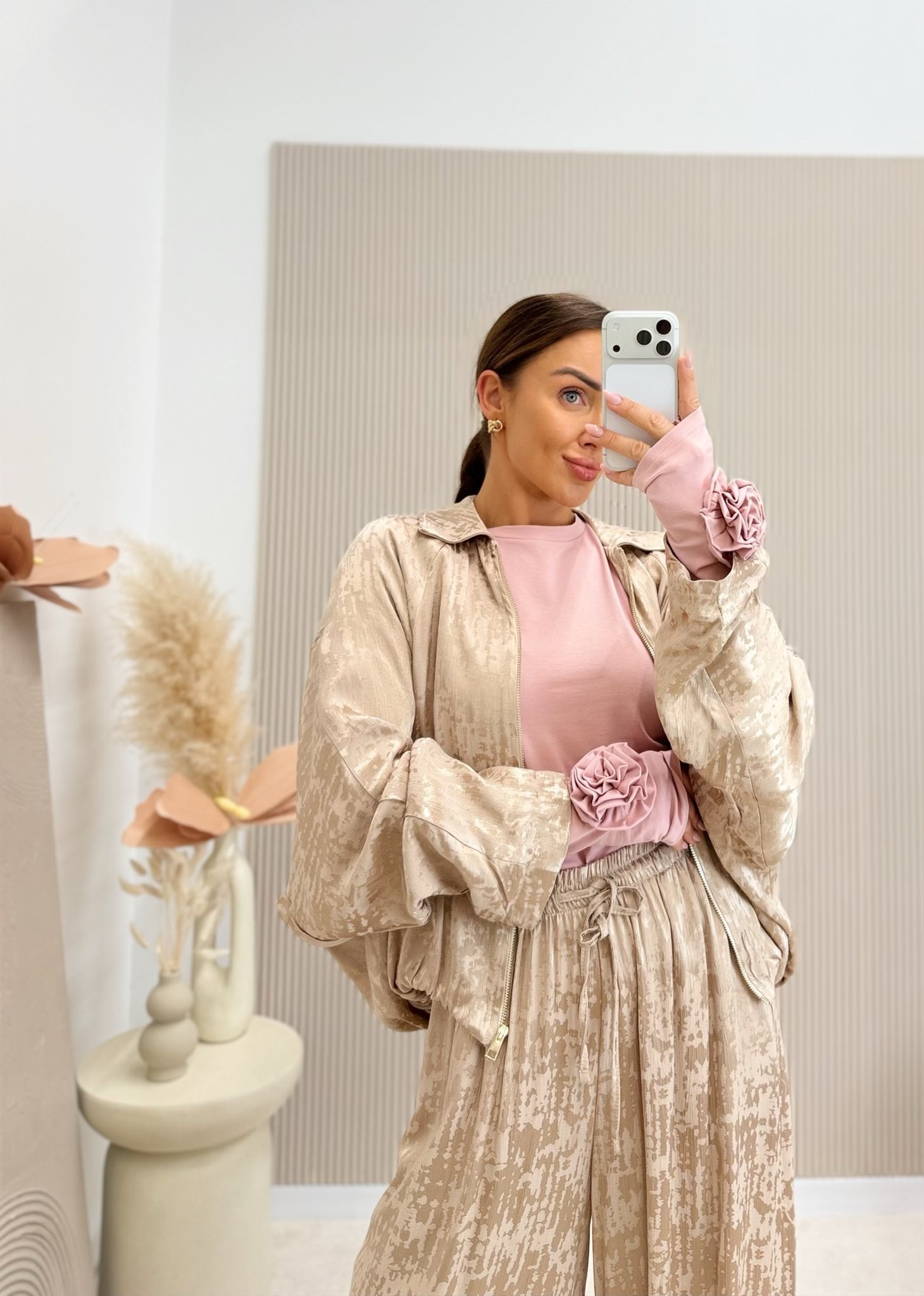 Bluzka z różą pudrowy róż