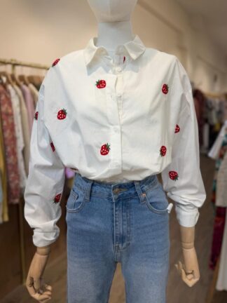 Biała koszula bawełniana w truskawki