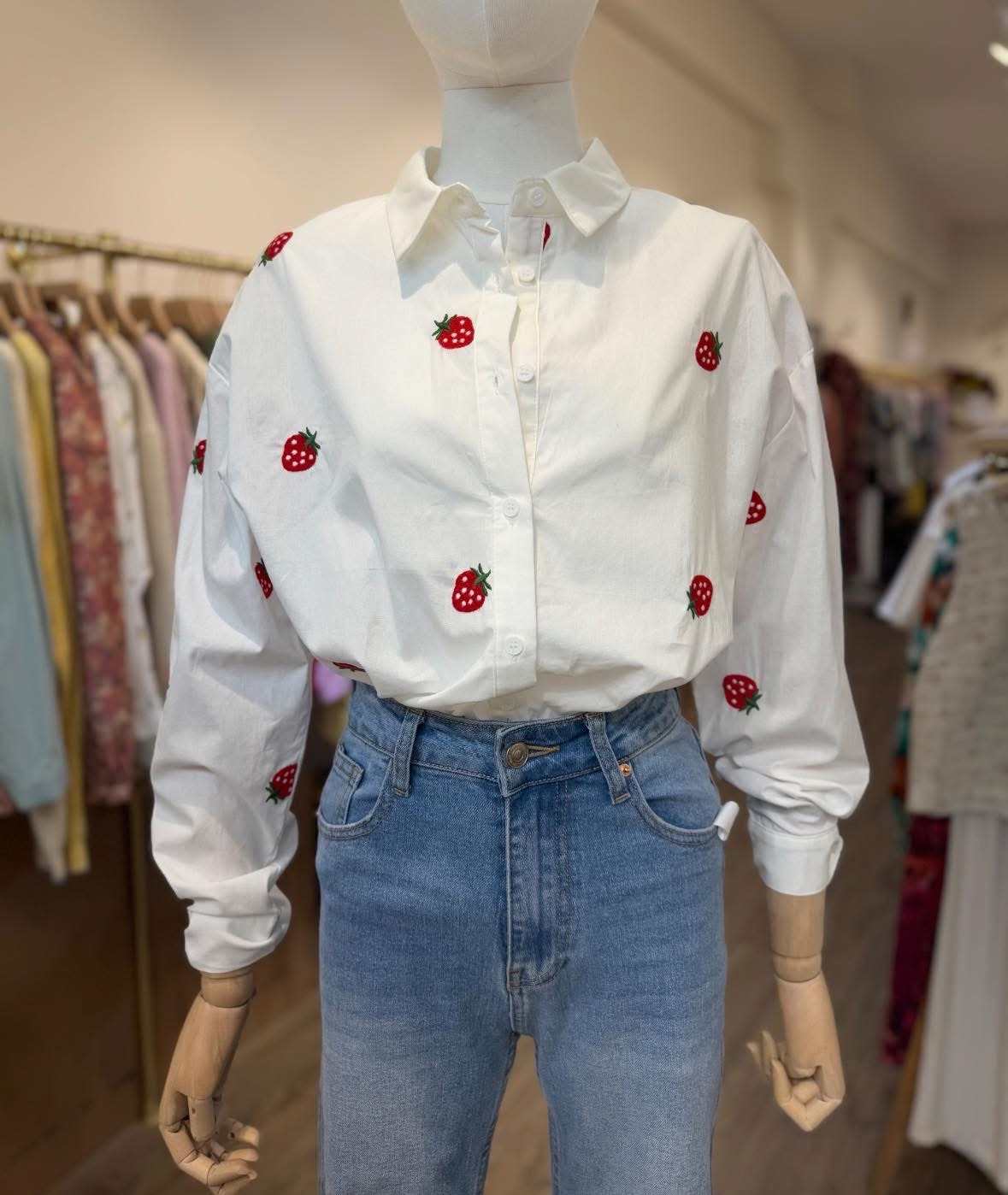 Biała koszula bawełniana w truskawki