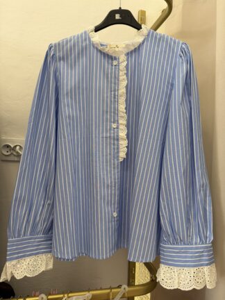 Błękitna Koszula Bawełniana z Haftowaną Stójką i Falbaną - 100% Bawełna