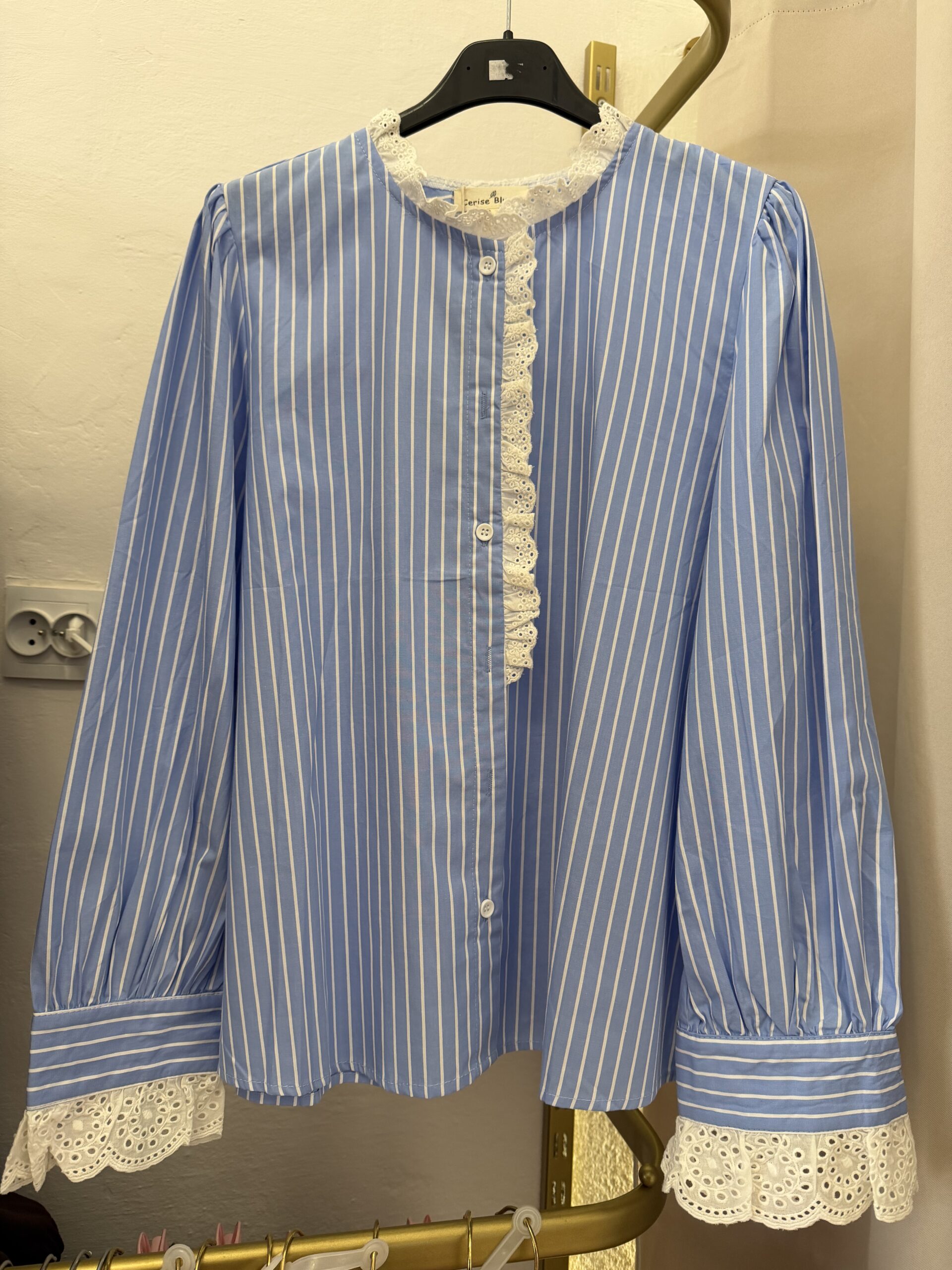 Błękitna Koszula Bawełniana z Haftowaną Stójką i Falbaną - 100% Bawełna