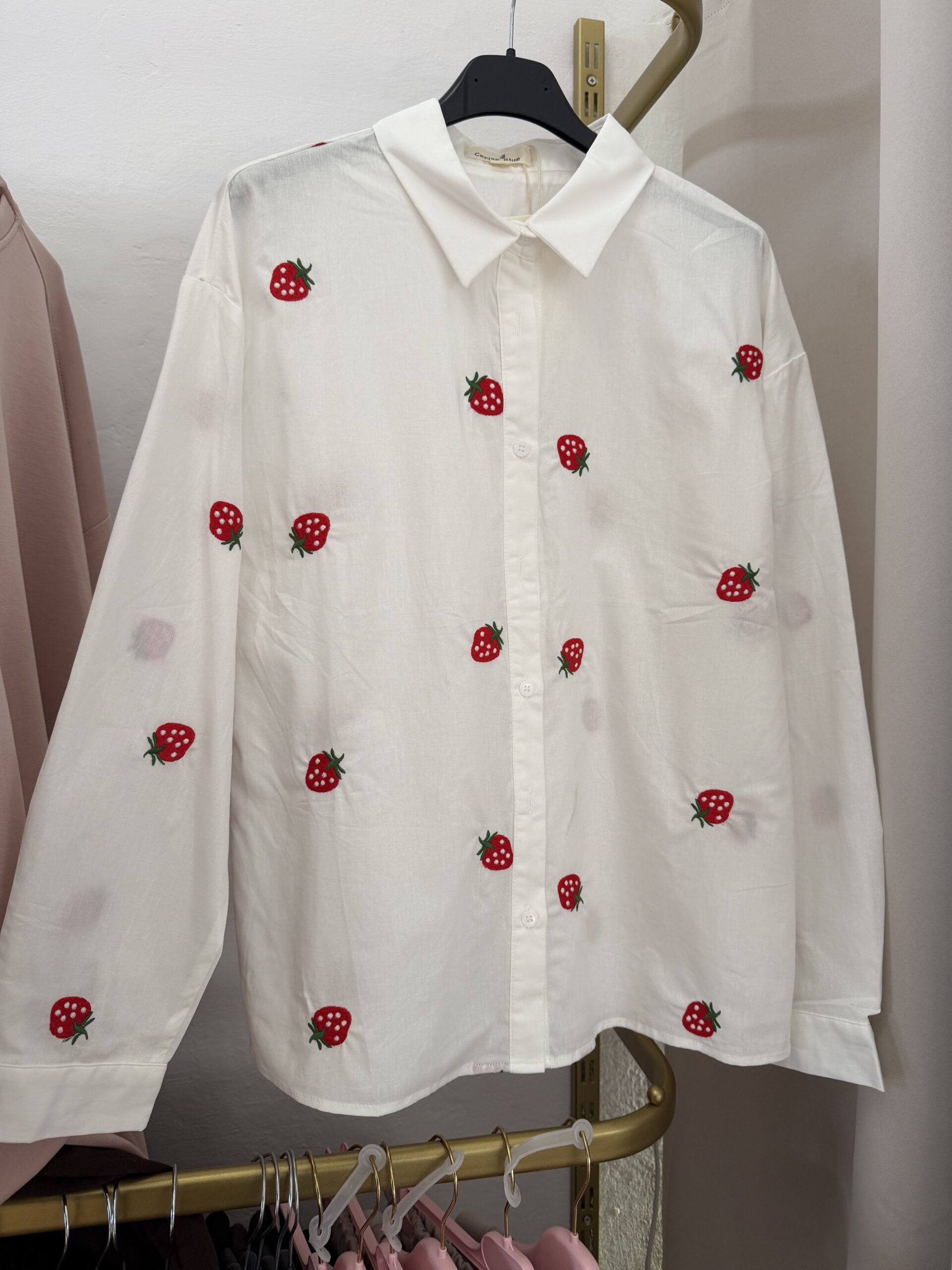 Biała koszula bawełniana w truskawki