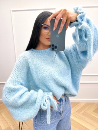 Sweter z wiązaniem na rękawach błękit