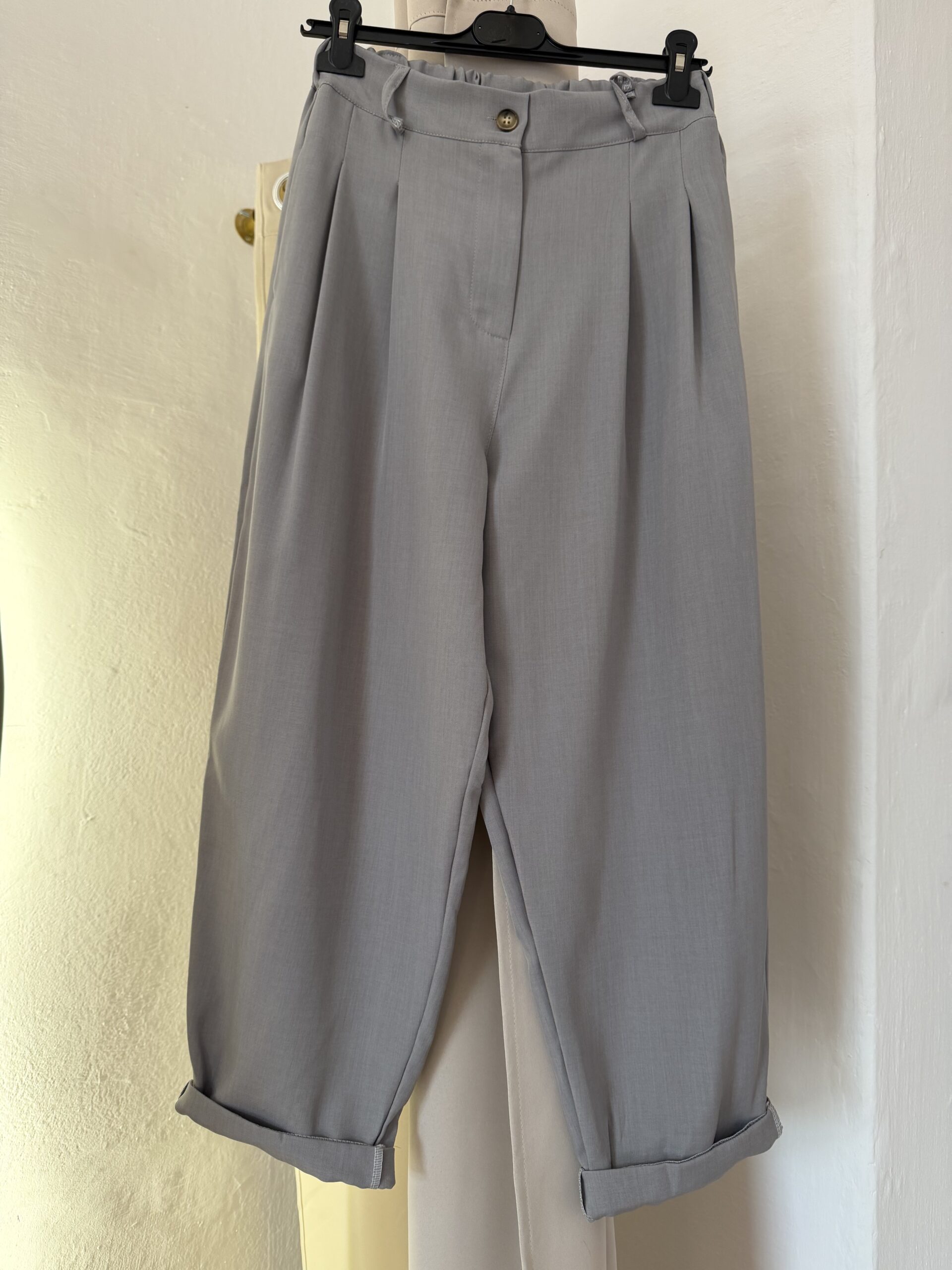 Eleganckie spodnie casual z gumką CINDY szare