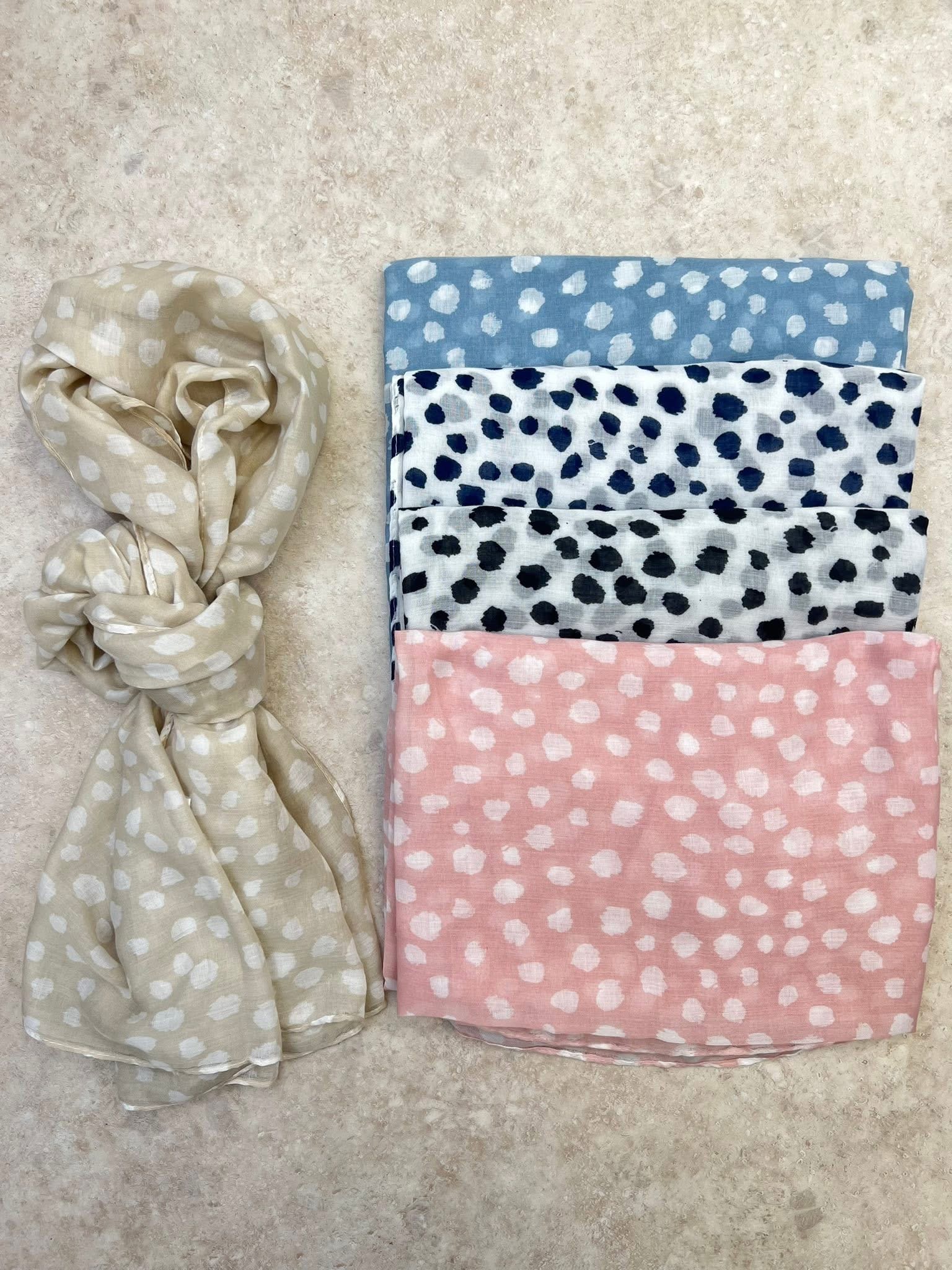 Apaszka w artystyczne grochy 100% wiskoza