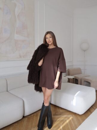 T-shirtowa sukienka Form – czekolada