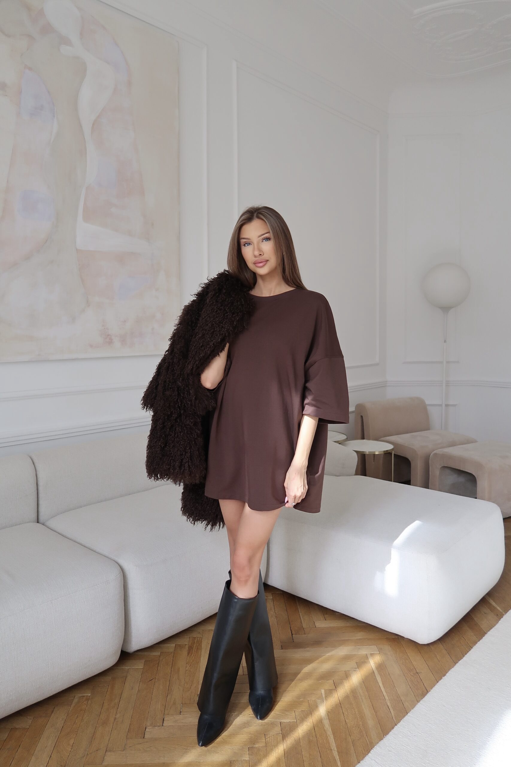 T-shirtowa sukienka Form – czekolada