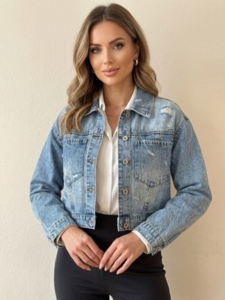 Krótka kurtka jeansowa – oversize’owa katana z przetarciami