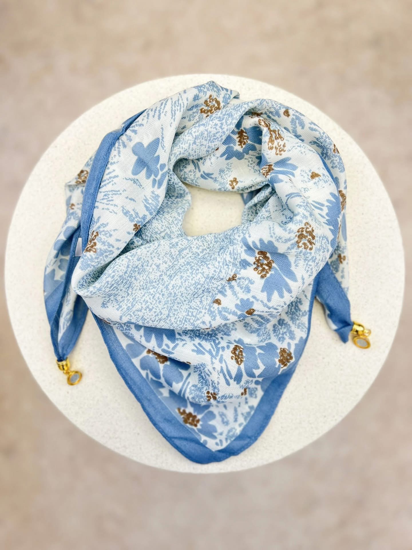 Wiskozowa apaszka z zapięciem magnetycznym w kwiaty - błękit