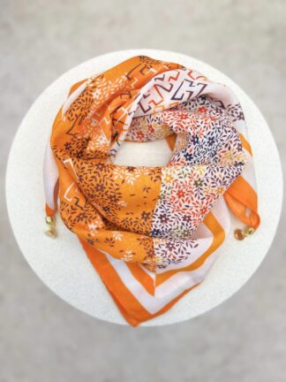 Wiskozowa apaszka z zapięciem magnetycznym – pomarańczowa łączka