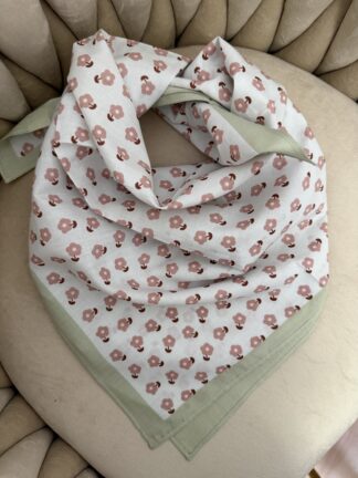 Bawełniana apaszka w kwiatuszki – pastelowa zieleń i róż