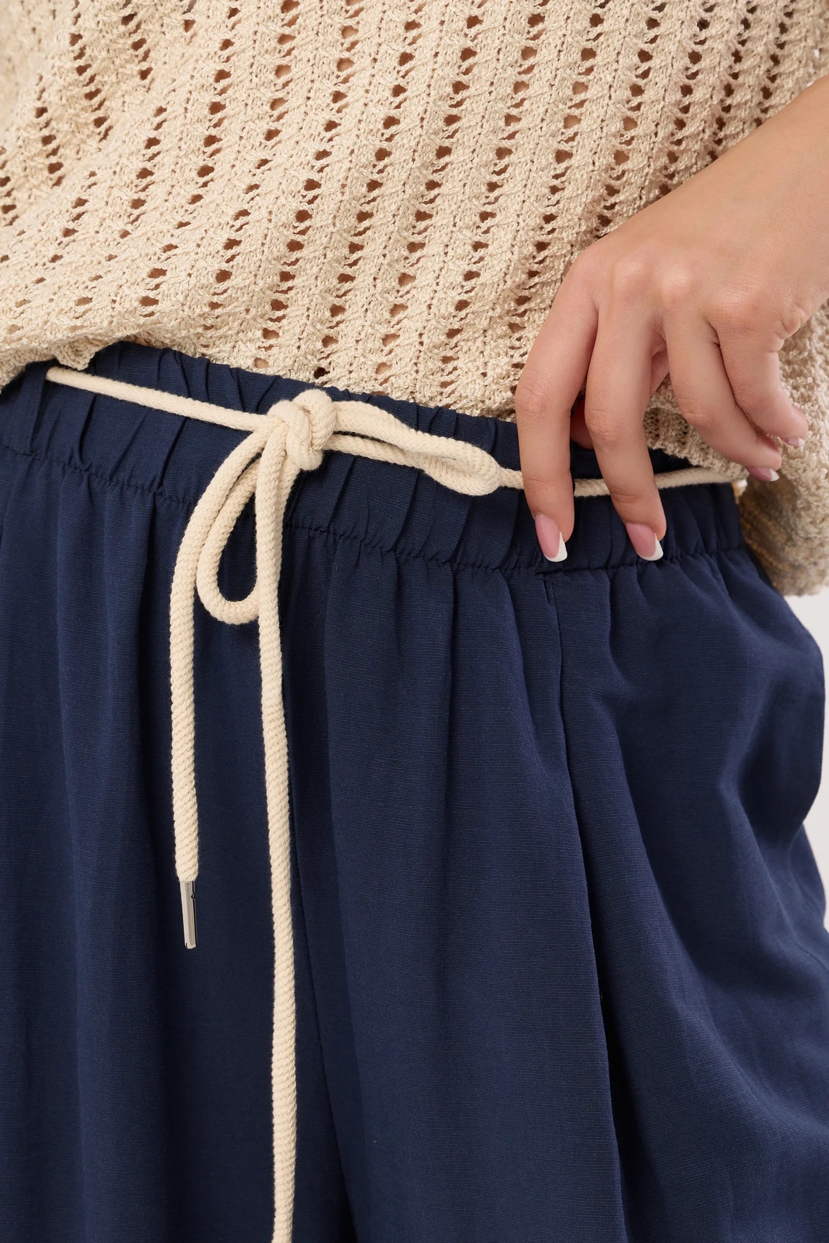 Szerokie spodnie palazzo z ozdobnym sznurkiem granatowe