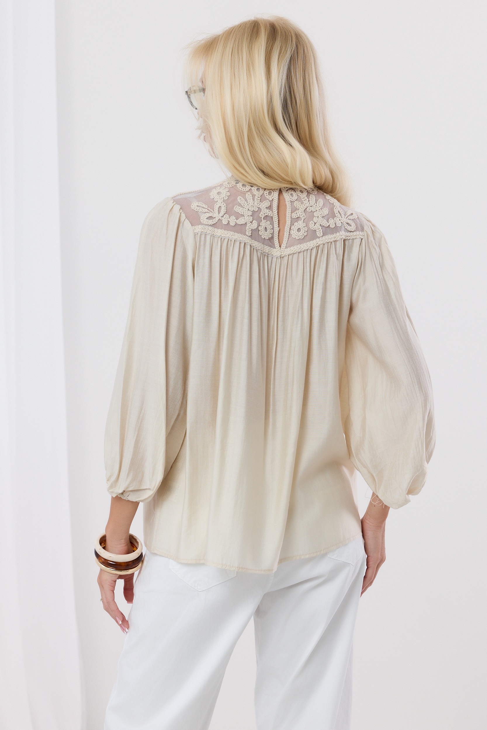 Bluzka w stylu boho z ażurowymi wstawkami kremowa